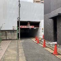 制限守ってもぶつかる！ 高さ1.7mの低いガード…京王線・笹塚～代田橋 画像