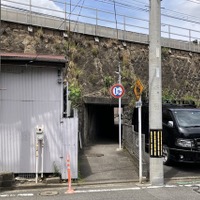 車幅制限はないのかッ？ 制限高さ1.9mの低いガード…京浜急行・井土ヶ谷 画像