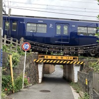 謎の八王子街道、制限1.8mの低いガード…横浜市保土ヶ谷区、相鉄線・上星川～西谷 画像