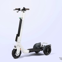 立ち乗り三輪電動モビリティ「ストリーモ」のバランス性能がアップ、バックミラー付きで30万2500円 画像