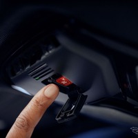 衛星通信で車内通話が可能に、携帯電話が圏外でも緊急連絡や通話を実現…ハーマンとヴァイアサットが開発 画像