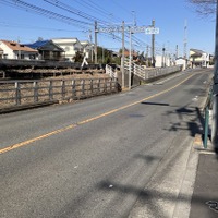 おそらく水路跡、制限高さ1.8mの低いガード…京王線・平山城址公園～長沼間 画像