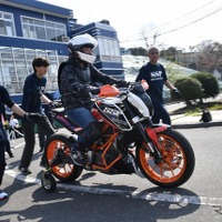 障がい者のバイク運転を支援、SSPが「パラモトライダー体験走行会」を開催 画像