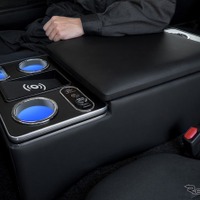『ハイエース』専用LEDコンソールボックスが刷新！ …ボルト固定でフィット感向上 画像