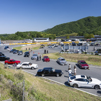 「このホイールかっこいいですね」…スポーツカー、セダン、ミニバン、クロカン4WDも集結！　ネオクラシックから新型車までクルマ好きの集い『PickUpCars2026』 画像
