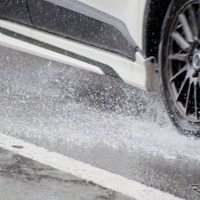濡れた路面で「ヒヤッ」とする前に…梅雨時期はタイヤの残溝と空気圧をチェックして安全運転を 画像