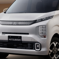 三菱の軽乗用EV「eKクロス EV」がデザイン刷新、コンセント追加も…244万6400円から 画像