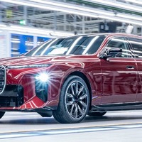 BMW・7シリーズ改良新型、生産開始…既存モデルに「ノイエ・クラッセ」技術を初導入 画像