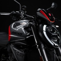新型ドゥカティ「モンスター＋」に史上最軽量V2エンジン搭載…「スポーツカラー」登場、価格は179万円 画像
