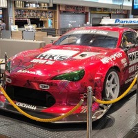 【夏休み】HKS、筑波アタックマシン「TRB-03」が、NEOPASA駿河湾沼津に登場！…9月末まで 画像
