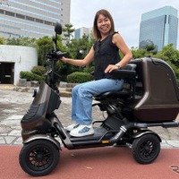 特定小型4輪「ELEGRAN」、新グレード「プレミアム」追加…跳ね上げ式ひじ掛け標準装備 画像