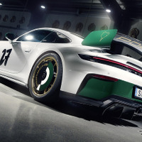 ポルシェ 911 GT3、ニュルブルクリンク100周年記念車が登場…車体のグリーンが映える 画像