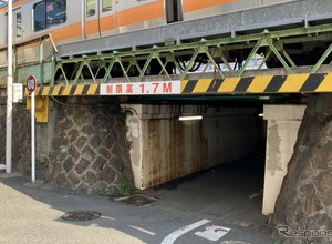 余裕ありすぎ、制限高さ1.7mの低いガード…総武線・千駄ケ谷～代々木 画像
