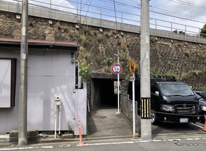 車幅制限はないのかッ？ 制限高さ1.9mの低いガード…京浜急行・井土ヶ谷 画像