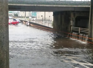 豪雨時のアンダーパス通行は危険…水圧・電装故障・車両浮上で脱出困難に 画像