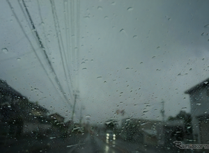 台風圏内だっ!! 走行する自動車は注意して 画像