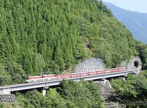日本一の急勾配、大井川鉄道の90パーミルを歩く　アプト式35周年でツアー企画 画像