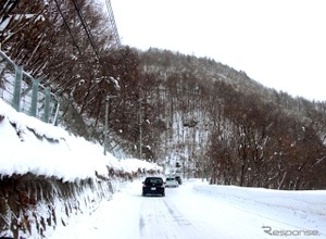 雪道でノーマルタイヤは制動距離が大幅増！…JAFが年末年始の対策を呼びかけ 画像