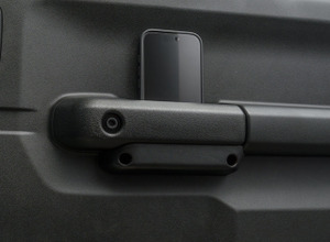 “ちょいカスタム”で便利に収納、『ジムニー/シエラ/ノマド』専用「ドアグリップポケット」がユーザーの声で改良 画像