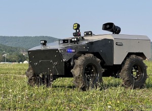 遠隔操縦可能な無人陸上車両「機動警備ドローン」、害獣・不審者対策や無人見回りに…最大斜度30度の法面走行も 画像