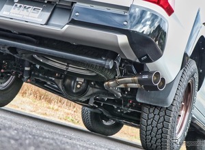 三菱『トライトン』のテールをカーボンで締める！ HKS「リーガマックス・トレイルマスター」登場 画像