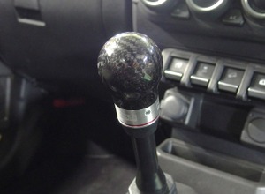 ジムニーなど、スズキの5MT車をスパルタンに演出できる… HKS「カーボンシフトノブ」発売 画像