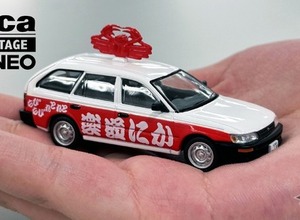まさか！？　かにのオブジェが屋根上に…かに道楽営業車『カローラ バン』が大人のトミカに…世界に1台の実車を1/64で再現 画像