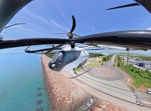 SKYDRIVE「空飛ぶクルマ」、瀬戸内海遊覧想定のデモフライト…スズキ社長も視察 画像
