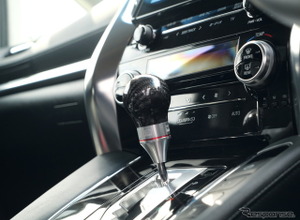 コクピットをスパルタンに演出…HKS『ハイエース』『アルファード』など5車種に対応、トヨタAT車向け「カーボンシフトノブ」発売 画像