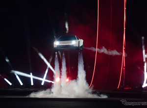 テスラが本当の「空飛ぶクルマ」を作った、ロケット推進の新型『ロードスター』発表 画像