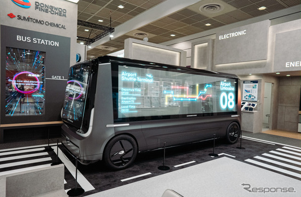 住友化学の韓国子会社が新世代透明LEDディスプレイを販売開始。EVバスの車体に全面広告が可能に