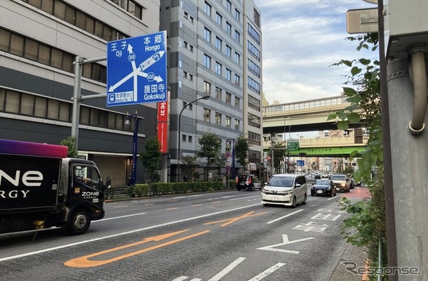 池袋六ツ又交差点を明治通り池袋駅側から望む