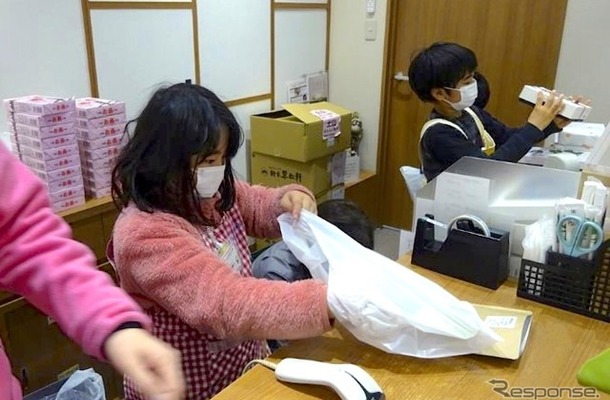 お土産売店での「レジ打ち体験」の様子