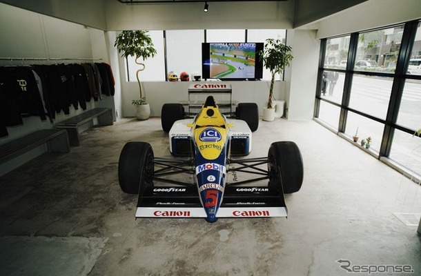 カフェのオープンを記念し展示される F1 マシン「ウィリアムズ・レーシング FW12」©Peaches. Japan