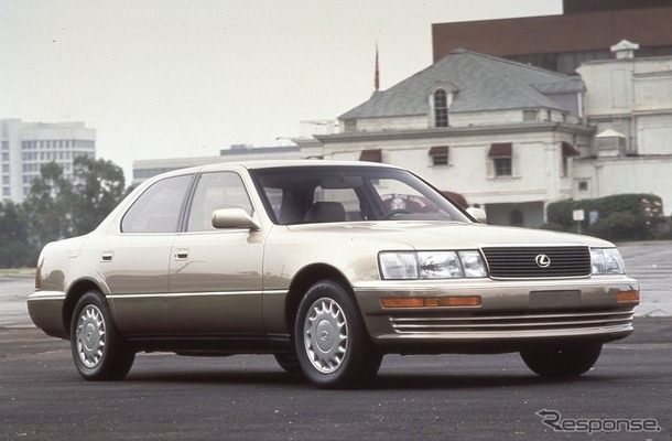 レクサスLS400（1989年）。ボンネットの上にシャンペンタワーを積みあけてエンジンを始動し、回転を上昇させるテレビCMが放映された