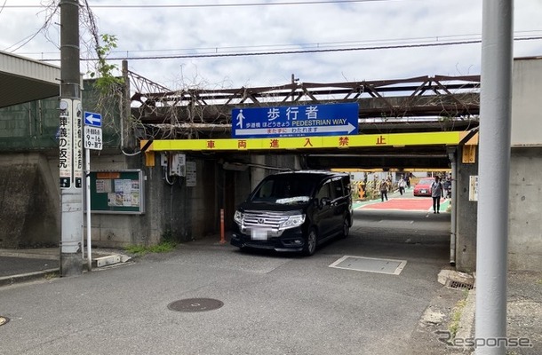制限高さ1.9m、横浜市の生麦ガード。通過中のホンダ・ステップワゴン（4代目）の全高は2WDが1815mm、4WDが1830mmだ。手前に京浜急行の踏切がある