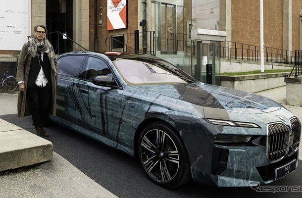 BMW i7のアートカーとドイツ人アーティスト、グレゴール・ヒルデブラント氏