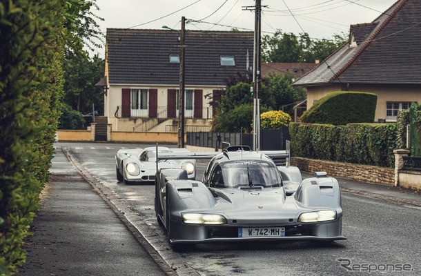 住宅街を走るレーシングカーのポルシェ『963 RSP』