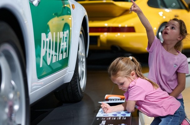 ポルシェ博物館の緊急車両をテーマにした無料の子供向け夏季プログラム「Porsche 4Kids」