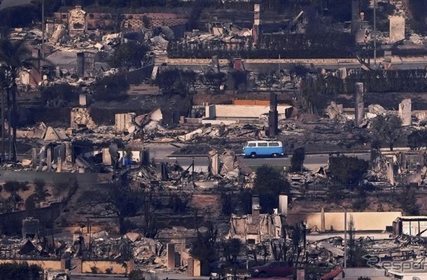 カリフォルニア州で発生した山火事から奇跡的に消失を免れたVW「T2」バス