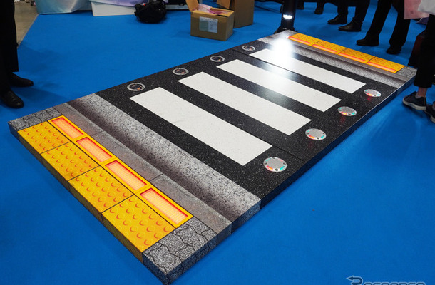 「スマートシティ推進EXPO」に展示されたアトラス埋込型信号機の「埋込型信号」