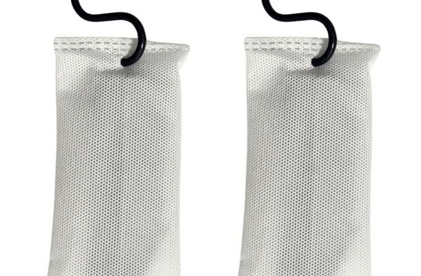 置くだけ・吊るすだけで使える日本初のクルマ専用除湿剤「CAR DRY 90」