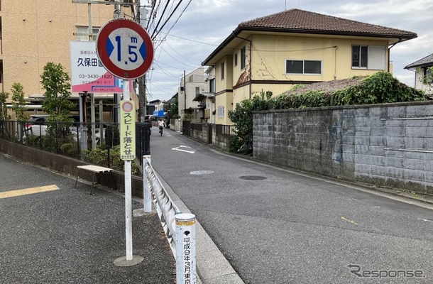 狭い道！ 制限1.5mの狛江市道535号線。左が世田谷通り