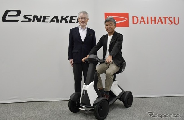 ダイハツ工業の井上雅代表取締役社長（車上）と製品企画部プロジェクト責任者、鐘堂信吾氏