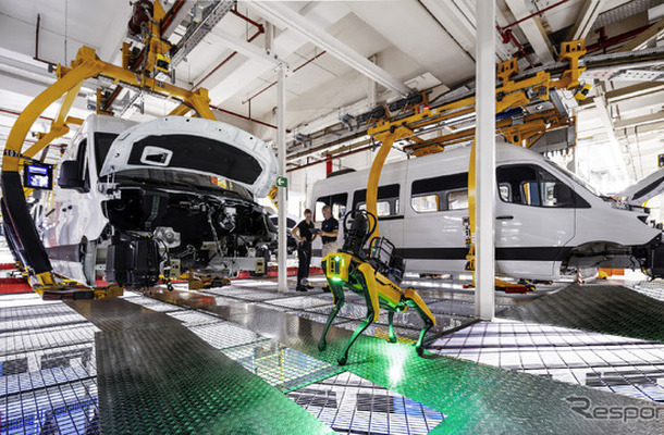 メルセデスベンツが独デュッセルドルフ工場にロボット犬「アリス」導入