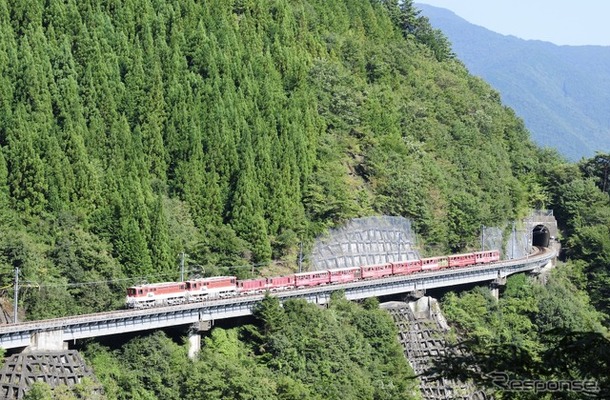 アプト式区間を上る列車