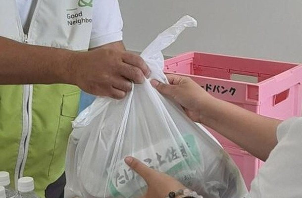 「グッドごはん」での食品配付の様子