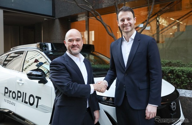 日産のイヴァン・エスピノーサ社長（左）とウェイブ社のアレックス・ケンダルCEO（右）