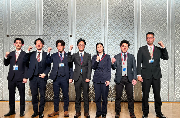 販売部門出場者（左から４番目 丸山 大貴さん）