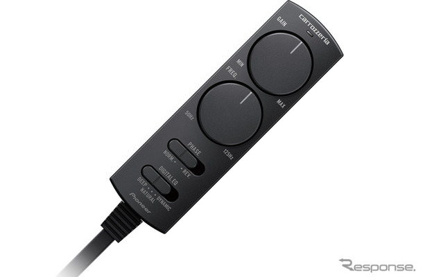 「小型・薄型のパワードサブウーファー（チューンナップサブウーファー）」のリモコンの一例（カロッツェリア・TS-WX140DA）。